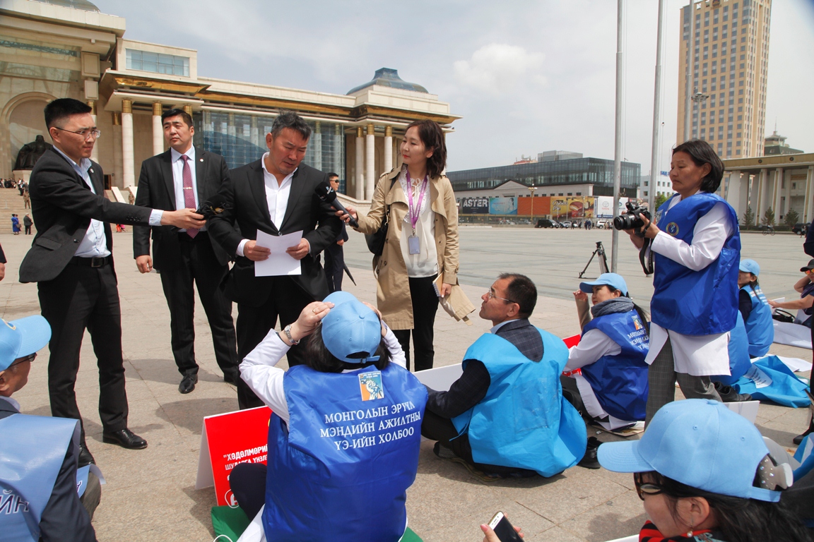 Монгол Улсын Ерөнхийлөгч Х.Баттулга “ажил хаялтын өмнөх суулт” зарласан иргэдтэй уулзав