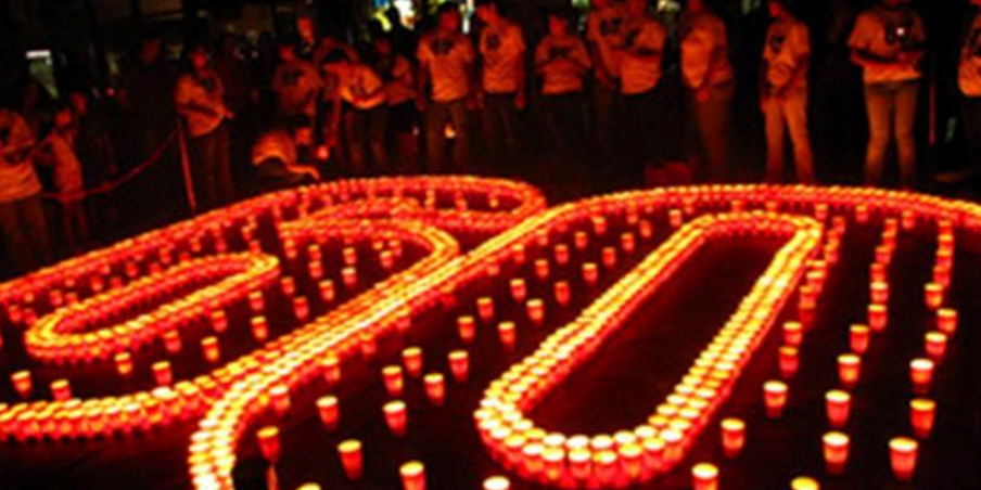 Сүхбаатарын талбайн эргэн тойрны гэрэл унтарч, лаа гэрэлтэнэ