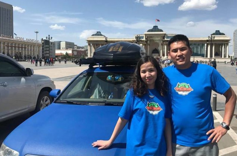 Монгол залуус 35 оронд автомашинаар аялана