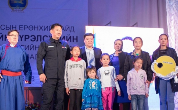 Ерөнхий сайд У.Хүрэлсүх эгч, дүү есөн өнчин охинд хоёр өрөө байр бэлэглэлээ