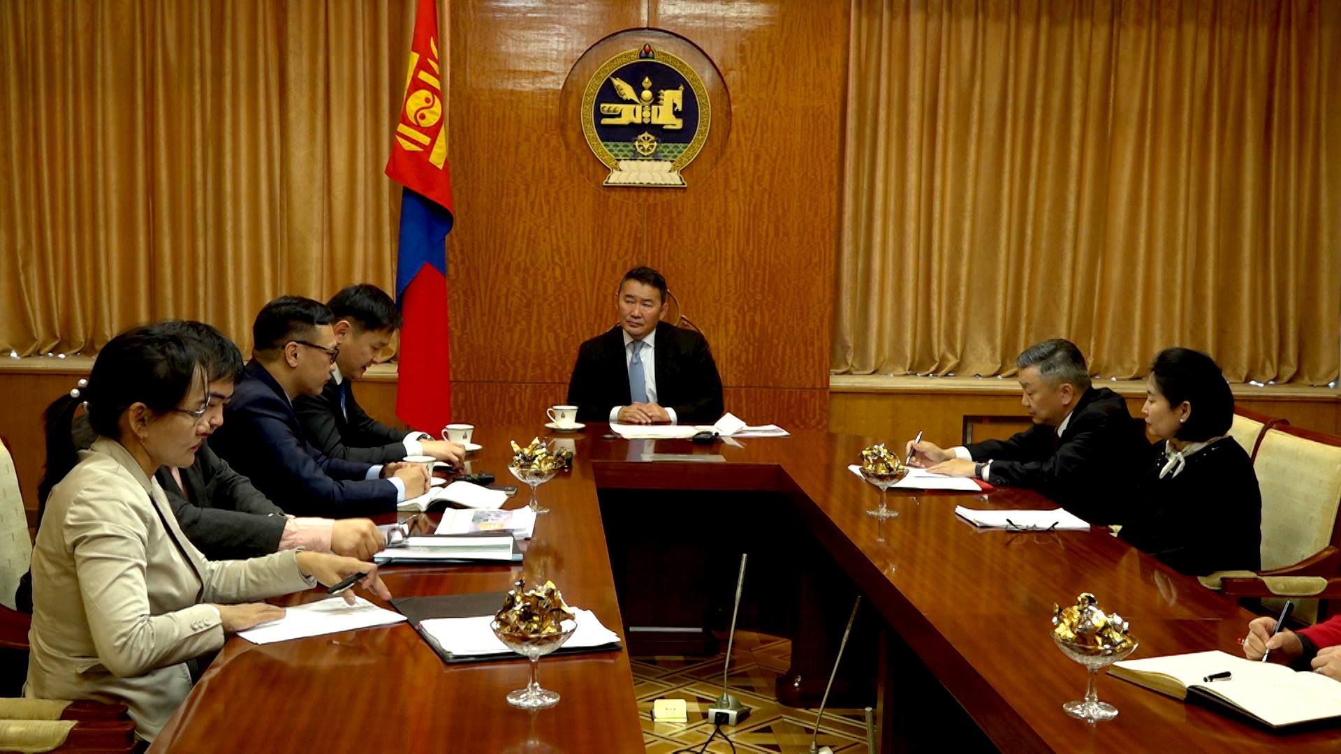 Ерөнхийлөгч  “Эрдэнэс-Тавантолгой” ХК-ийн удирдлагуудад өгсөн үүрэг даалгаврынхаа дагуу уулзав