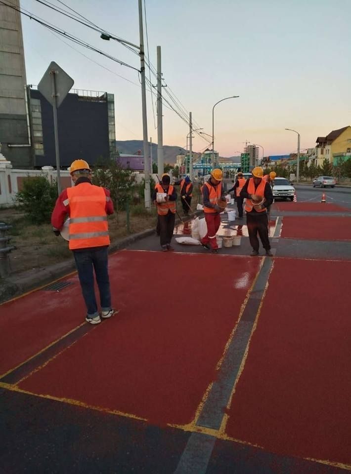 Долоон байршлын авто замд халтиргаанаас хамгаалах өнгөт хучилт хийж байна