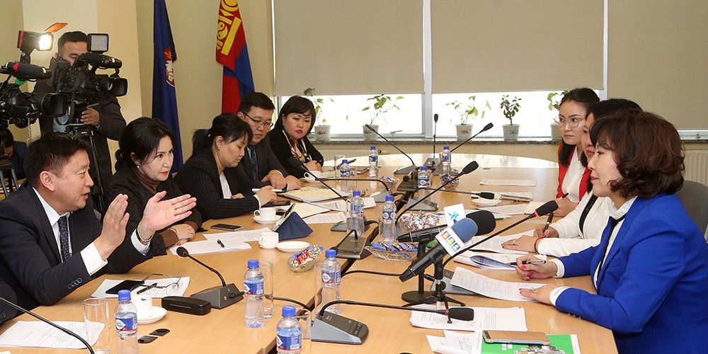 Хотын дарга Эрүүл мэндийн салбарын асуудлаар санал солилцлоо