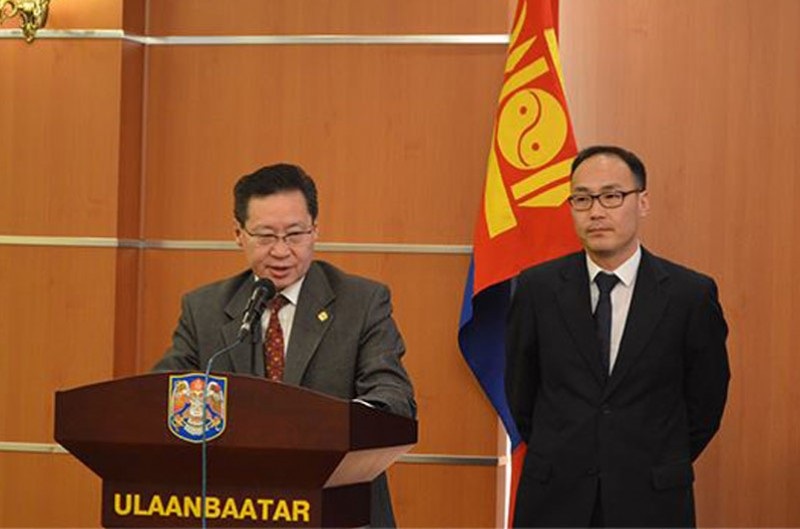 Төрийн албан хаагчид сертификатаа гардан авлаа