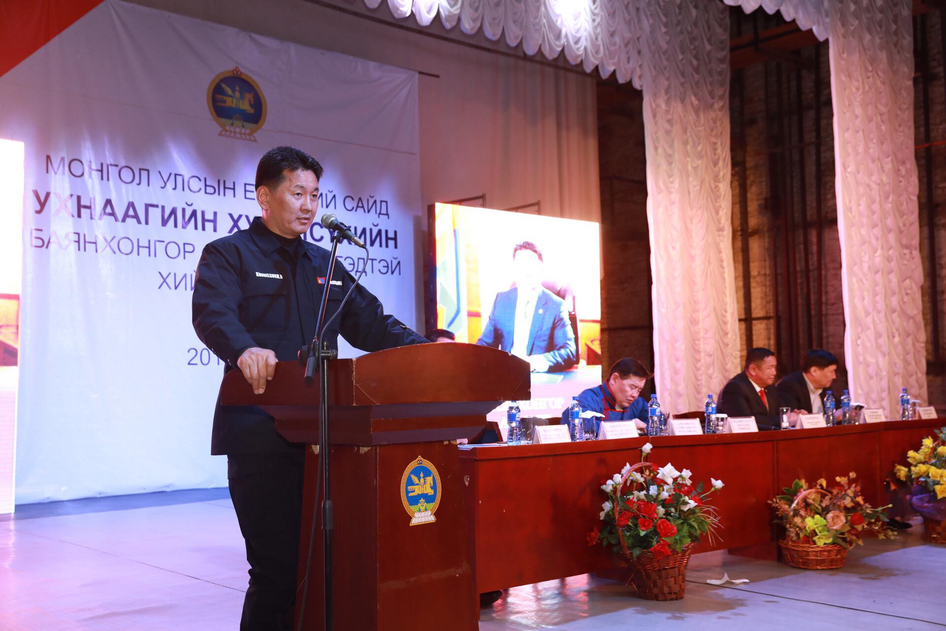 Ерөнхий сайд У.Хүрэлсүх Баянхонгор аймагт ажиллахдаа дараах асуудлуудыг шийдвэрлэлээ.