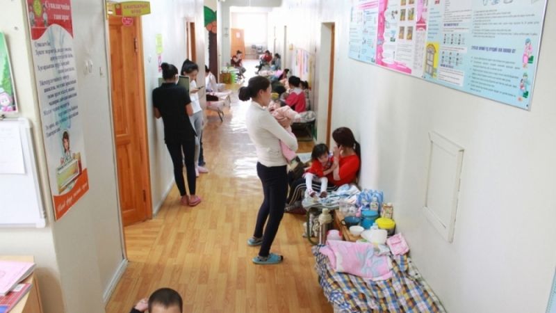 Онцын шаардлагагүй бол олон нийтийн газраар хүүхдээ дагуулж явахгүй байхыг зөвлөлөө