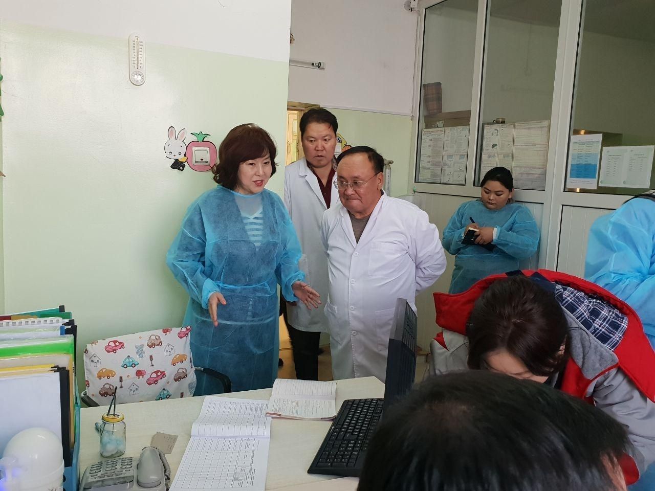 Дүүргийн эмнэлгүүдэд нэн шаардлагатай тоног төхөөрөмжүүд гардуулж өглөө