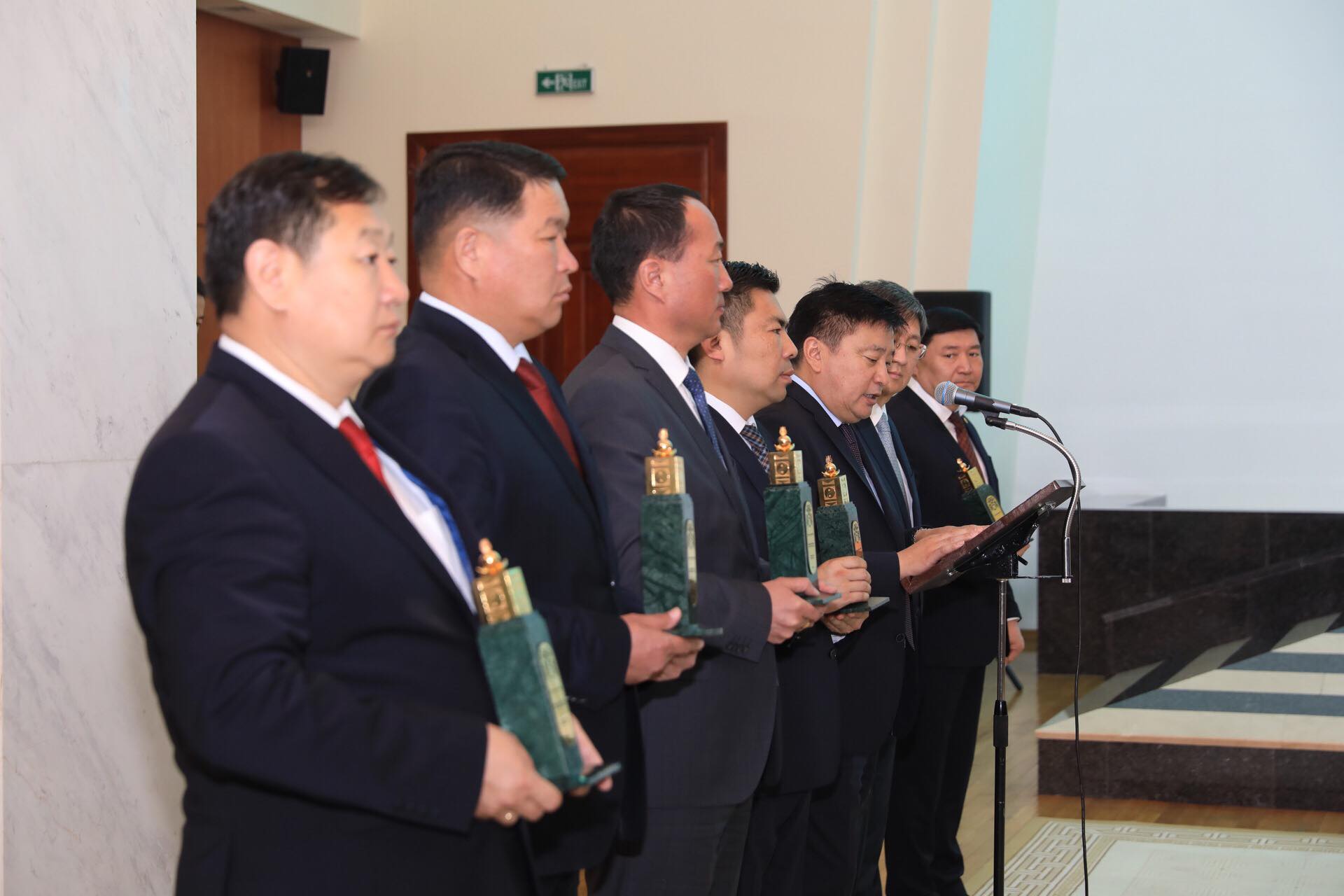 2017 оны ажлаараа тэргүүлсэн нийслэл, дөрвөн аймаг, гурван яамыг шагнажээ