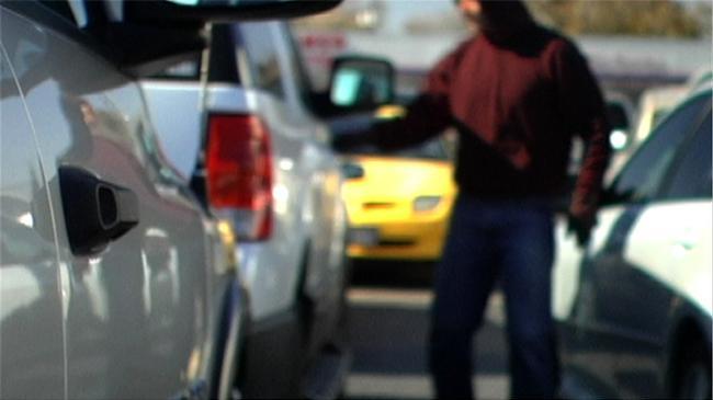 Гар утсаа суйлуулсан болон цоожтой машинаасаа эд зүйлсээ алдсан бол НЦГ-т 