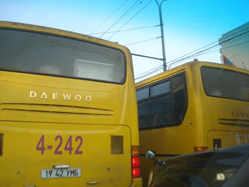 Нийтийн тээврийн автобус зорчигч тээвэрлэж байх үедээ шатжээ