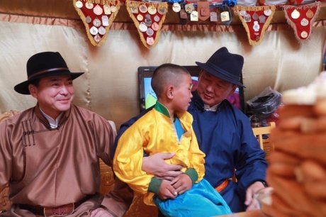 Монгол Улсын Ерөнхий сайд У.Хүрэлсүх соёолонгийн түрүү авсан галаар зочлов