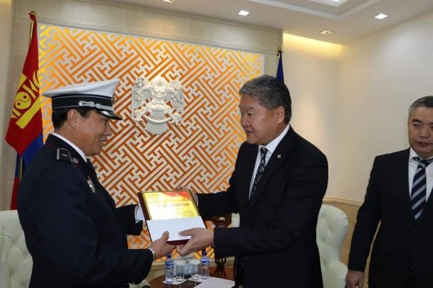 Хүүхдийн амь насыг аварсан цагдааг шагнажээ