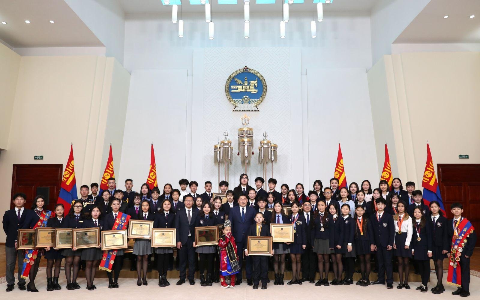 Ерөнхий сайд Л.Оюун-Эрдэнэ 2022 оны онцлох хүүхдүүдэд шагнал гардууллаа