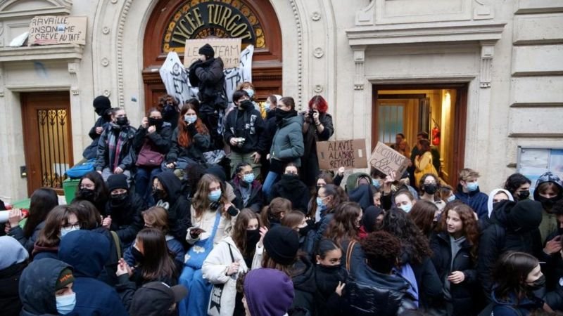 Франц даяар тэтгэврийн нас нэмэхийг эсэргүүцсэн ажил хаялт болж байна