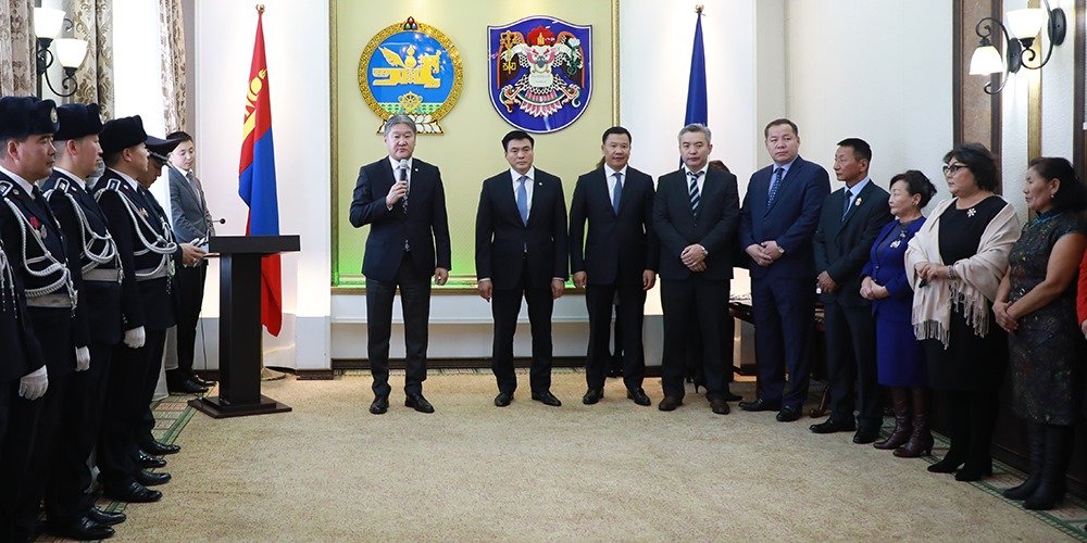 Амжилт гаргасан иргэдийг нийслэлийн шагналаар шагнав