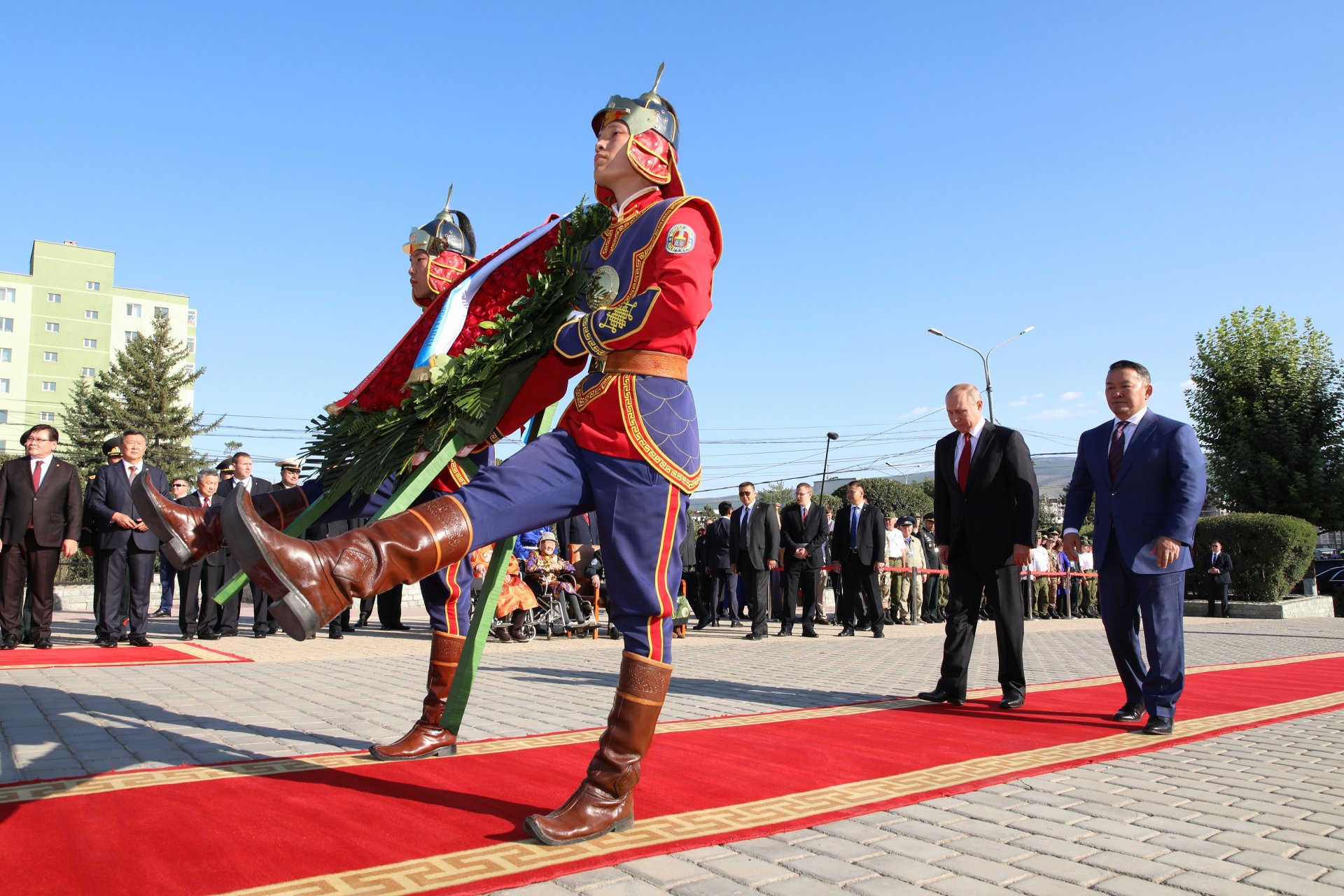 Ерөнхийлөгч Х.Баттулга, ОХУ-ын Ерөнхийлөгч В.В.Путин нар Г.К.Жуковын хөшөөнд цэцэг өргөлөө