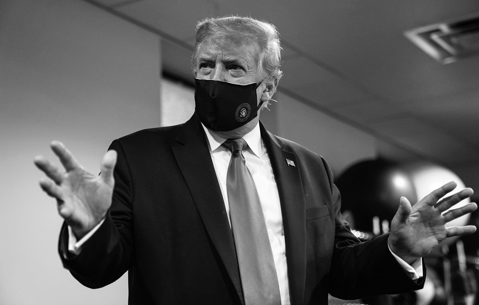 Дональд Трамп амны хаалт зүүснийгээ “эх оронч” үйлдэл гэж магтав