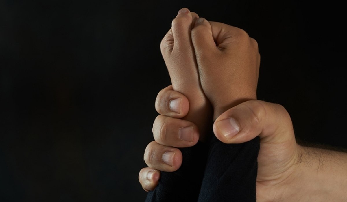 Дөрвөн настай хүүгээ зодсон хойд эцэгт 10 жилийн ял оноожээ