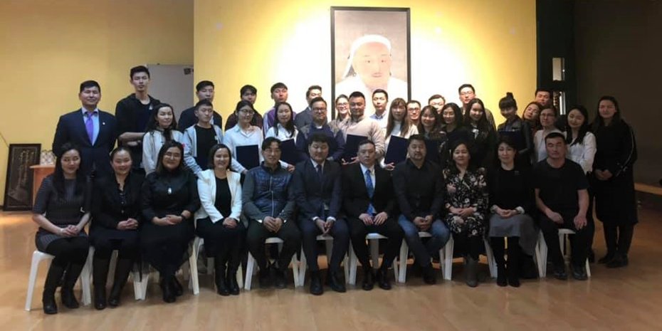 Мэргэшсэн хөтөч, тайлбарлагчид гэрчилгээгээ гардан авлаа