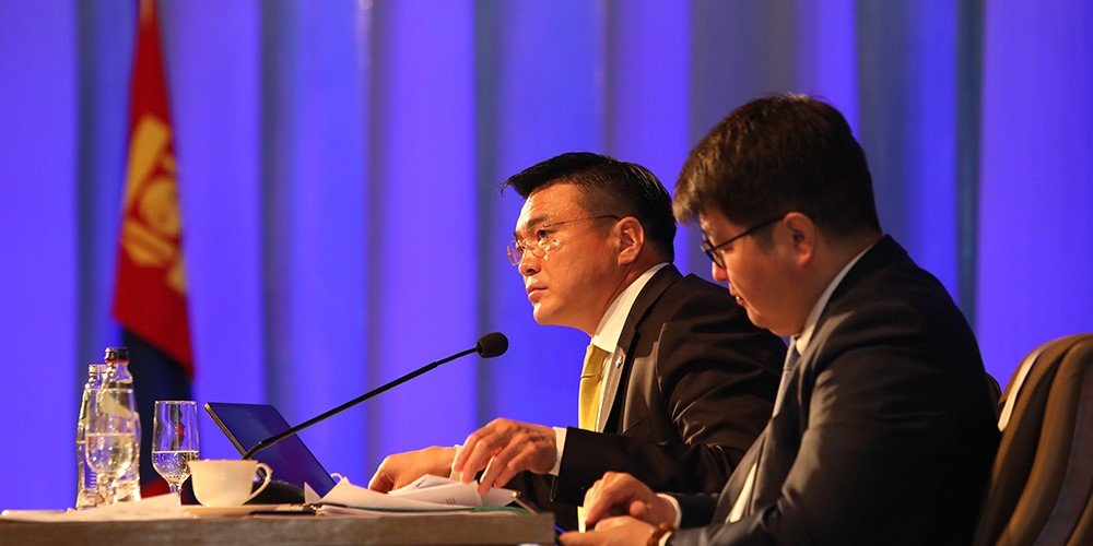 Төрийн албан хаагчийн ёс зүйг чанд баримталж, хүнд сурталгүй ажиллахыг анхаарууллаа