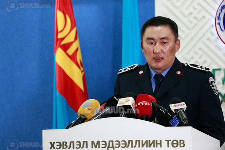 Олон нийтийн газар бие зассан цагдаагийн алба хаагчийг ажлаас нь халжээ