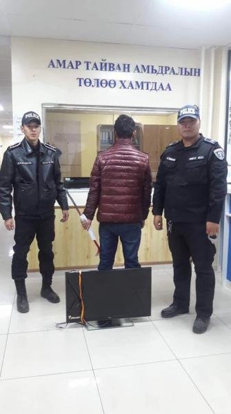 Орон байрны хаалга эвдэж, хулгай хийсэн этгээдийг баривчилжээ