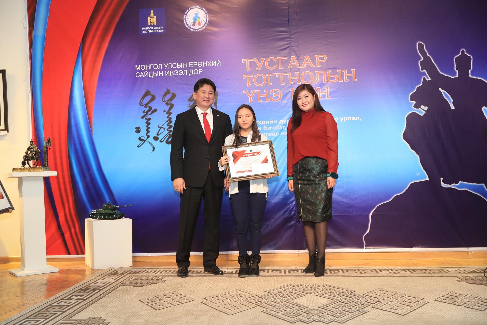 “ТУСГААР ТОГТНОЛЫН ҮНЭ ЦЭН” уран бүтээлийн наадам боллоо