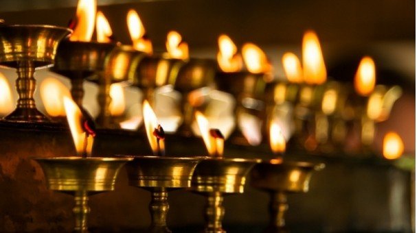 Угаартаж нас барсан иргэдийг хүндэтгэж зул өргөнө