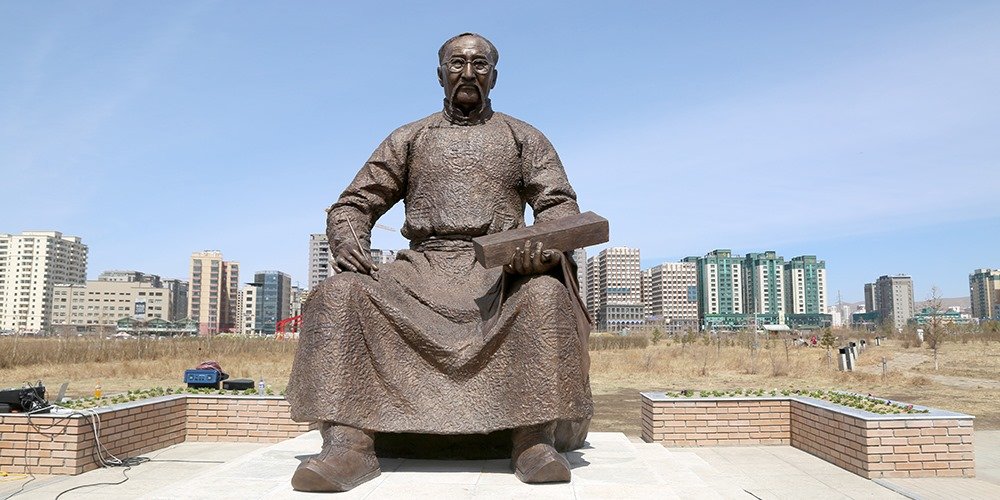 Ц.Дамдинсүрэнгийн гэрэлт хөшөөг үндэсний цэцэрлэгт хүрээлэнд сүндэрлүүллээ