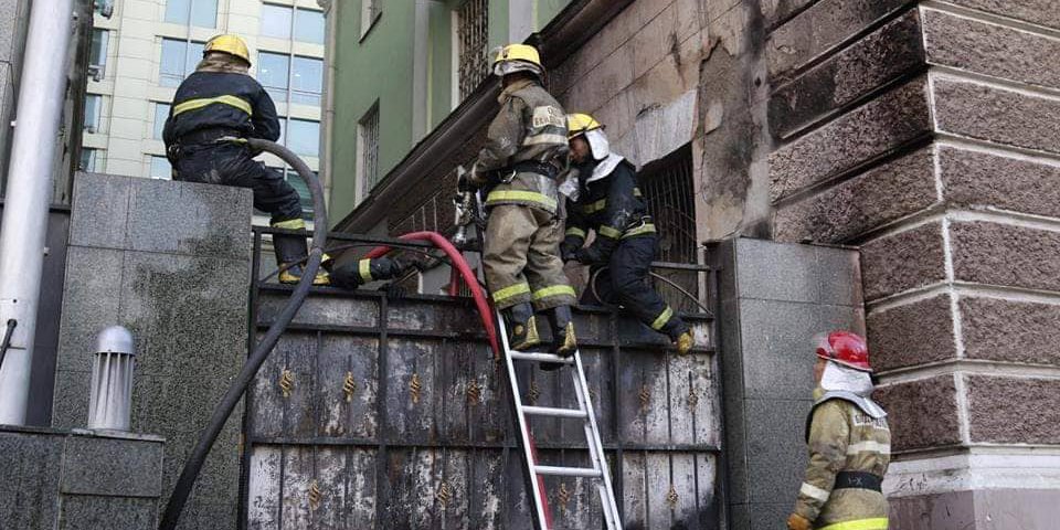 Хоёр барилгын хооронд гарсан галыг бүрэн унтраажээ