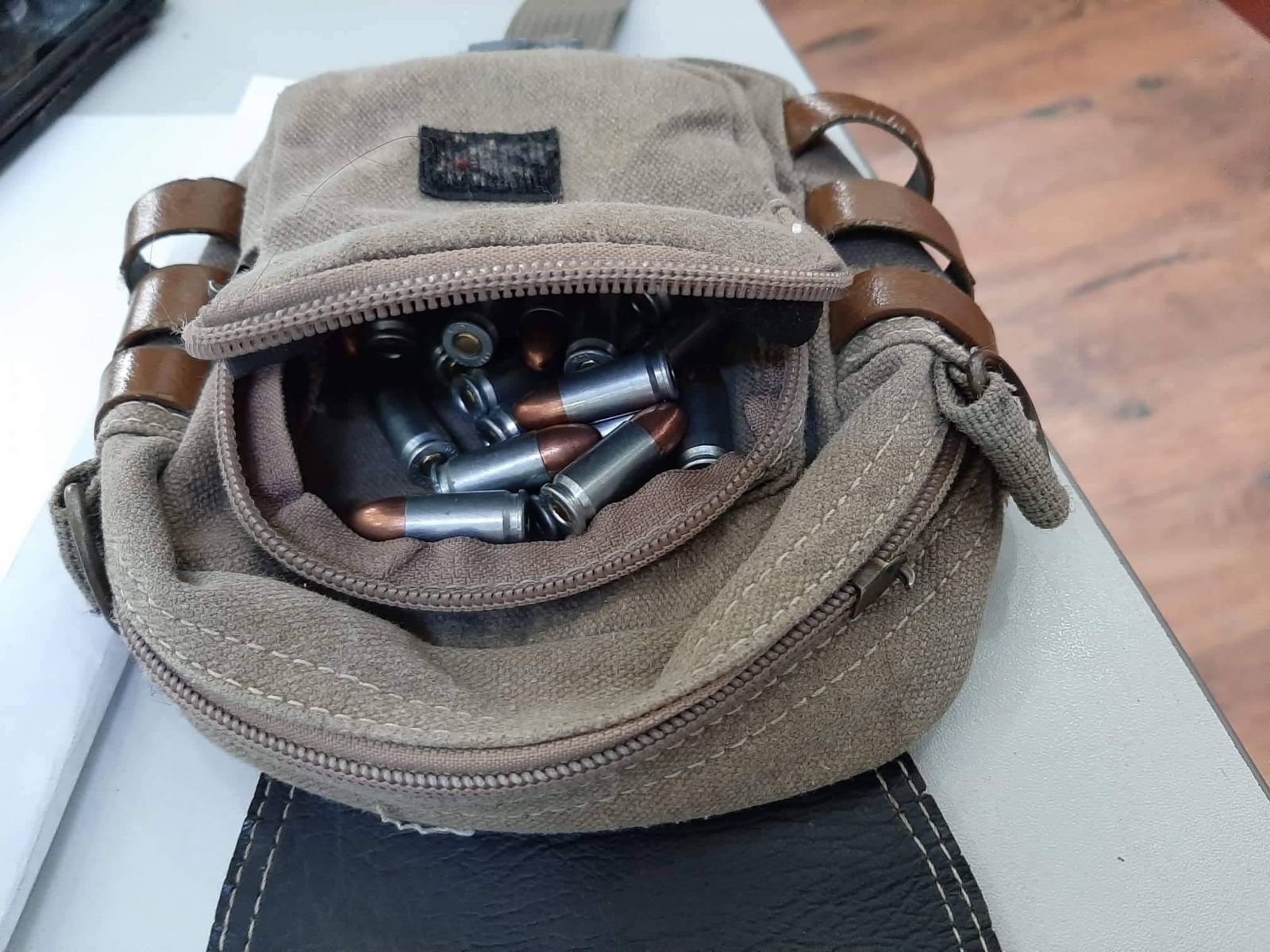 Хууль бусаар сум, галт зэвсэг борлуулдаг гурван иргэнийг саатуулжээ