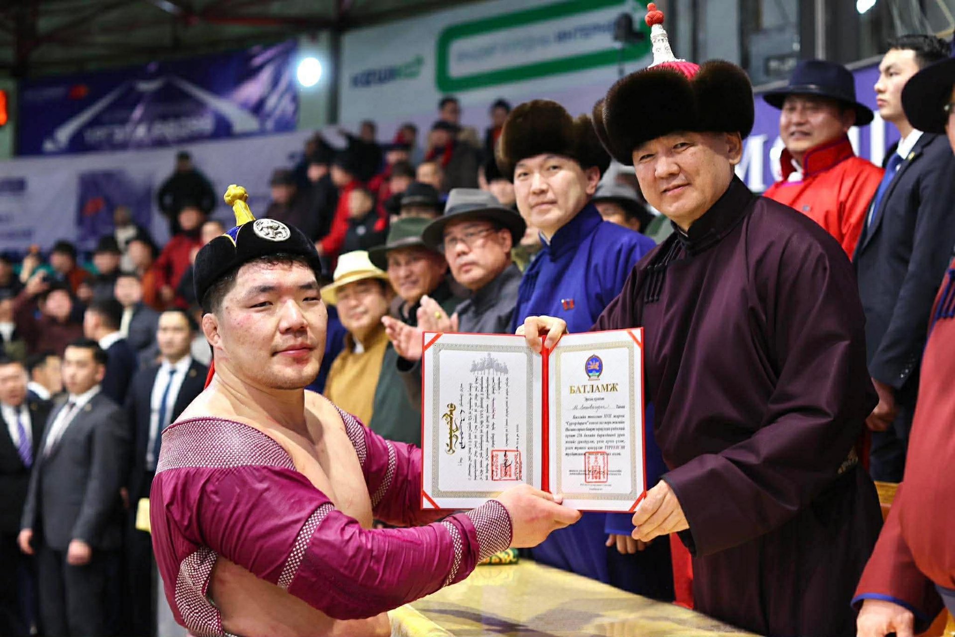 Сар шинийн баярт зориулсан хүчит 256 бөхийн барилдаанд Улсын заан М.Лхагвагэрэл түрүүлэв