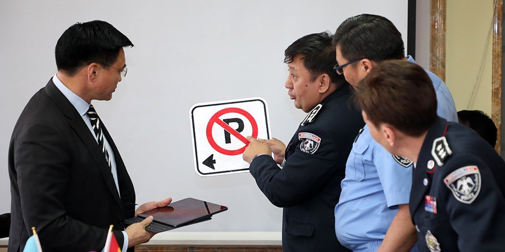 Олон улсын стандартад нийцсэн авто зам, гудамж талбайн тэмдэг тэмдэглэгээ байршуулж эхэллээ