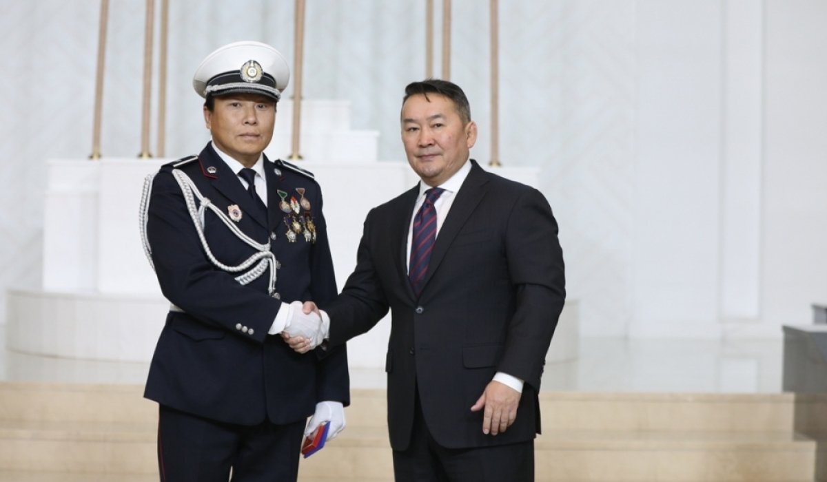 Тагтнаас зүүгдсэн хүүг аварсан цагдаа 