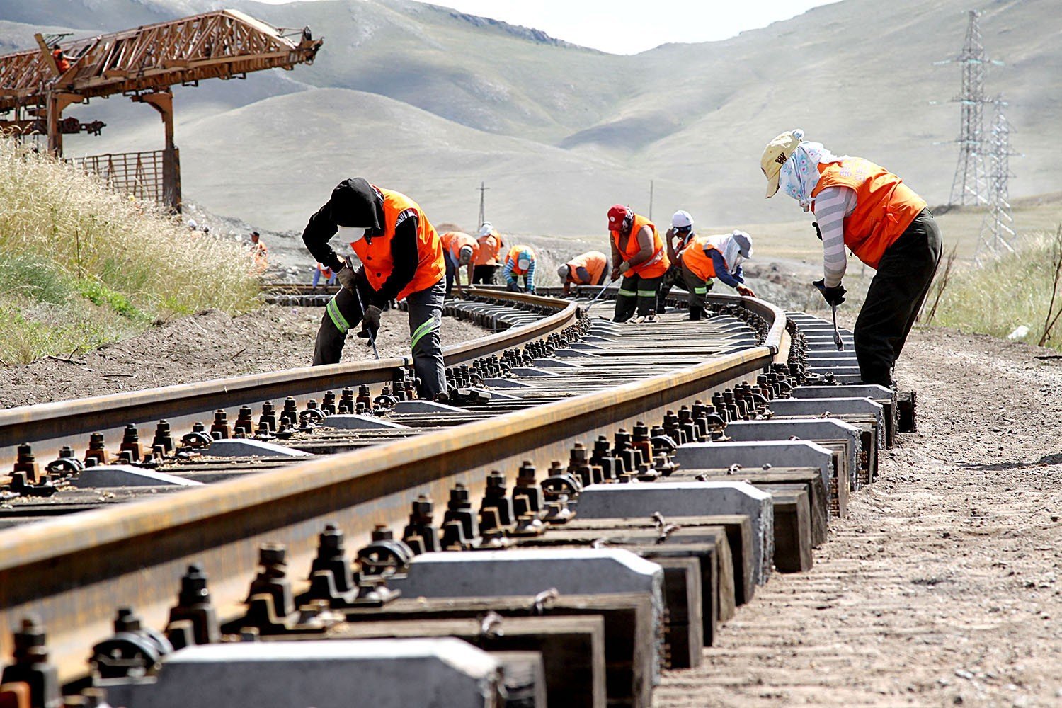 УБТЗ гол замынхаа 70 хувийг төмөр бетон дэртэй болгоод байна