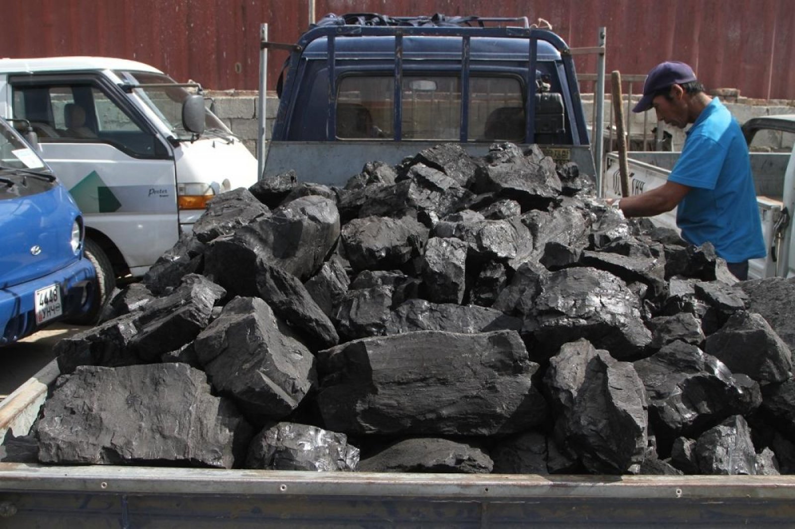 3200 тонн түүхий нүүрс нийслэл рүү оруулахыг завджээ