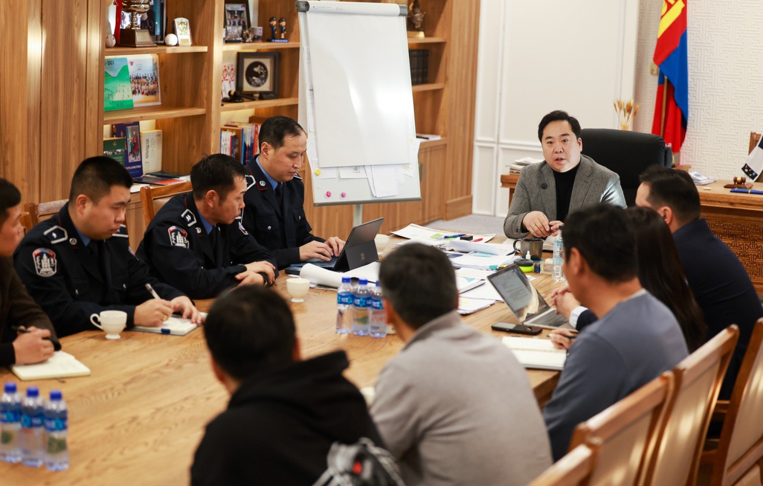 Цагдаа, эмнэлэг, онцгой байдлын машин хотхон руу чөлөөтэй нэвтрэх 