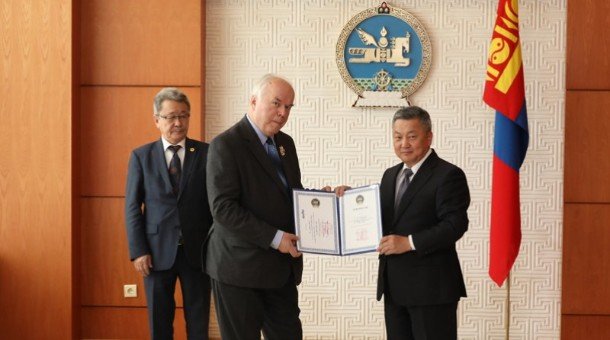 Монголч эрдэмтэн  Алтан гадас одонгоор шагнагдлаа