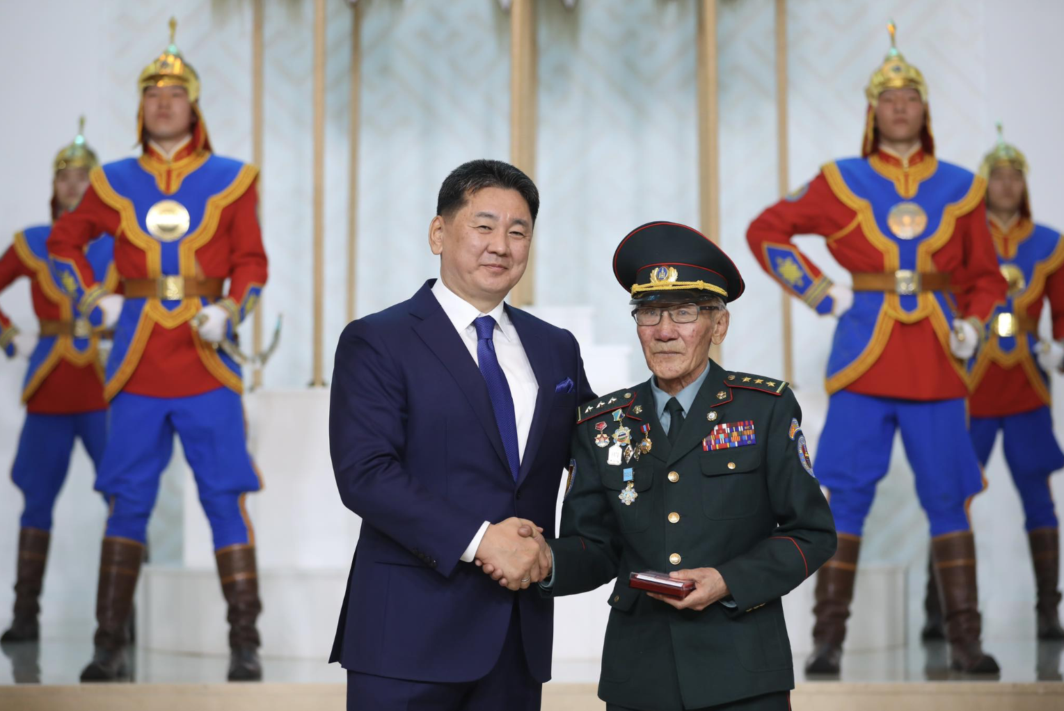 “Монгол цэргийн өдөр”-ийг тохиолдуулан төрийн дээд цол, одон, медаль гардуулав