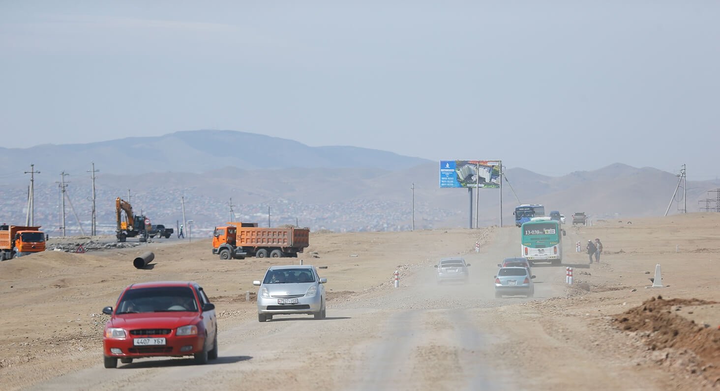 Налайхын замд хурд хэтрүүлснээс хайрга чулуу үсрэх эрсдэл өндөр байгааг анхаарууллаа