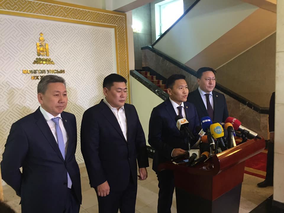 Л.Оюун-Эрдэнэ, Ж.Батзандан тэргүүтэй гишүүд УИХ-ын даргыг чөлөөлөх тогтоолын төслийг өргөн барилаа