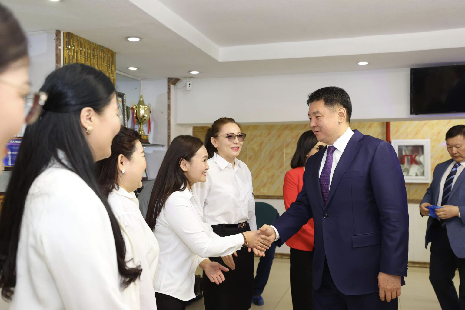 Монгол Улсын Ерөнхийлөгч У.Хүрэлсүх “Өнөр бүл хүүхдийн төв”-д ажиллалаа