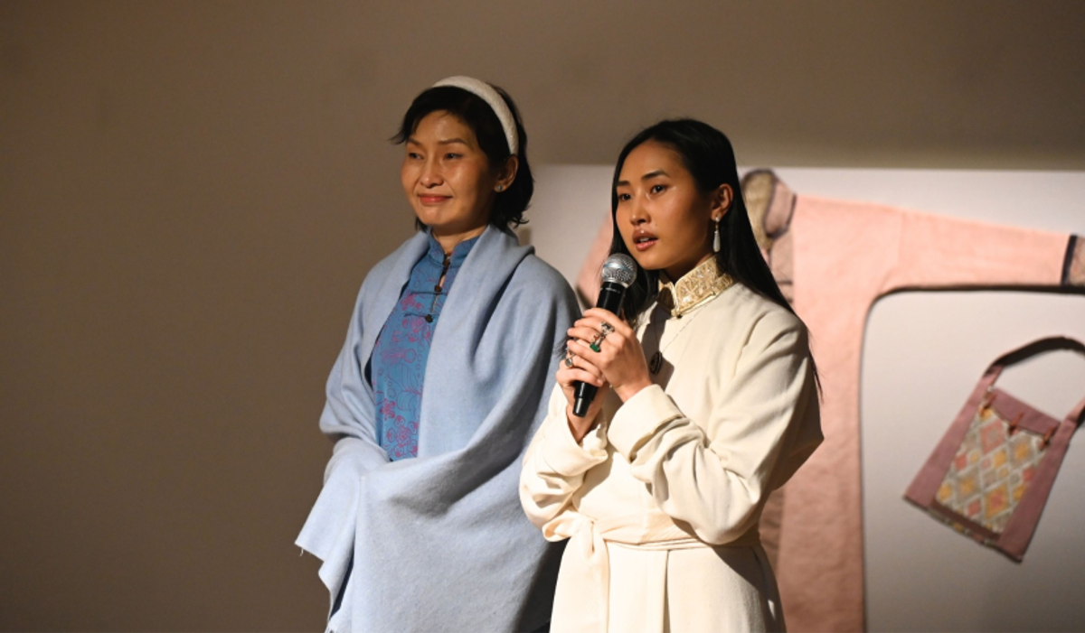 Жүжигчин С.Пүрэвмаа  “Өмсгал” бие даасан үзэсгэлэнгээ дэлгэлээ