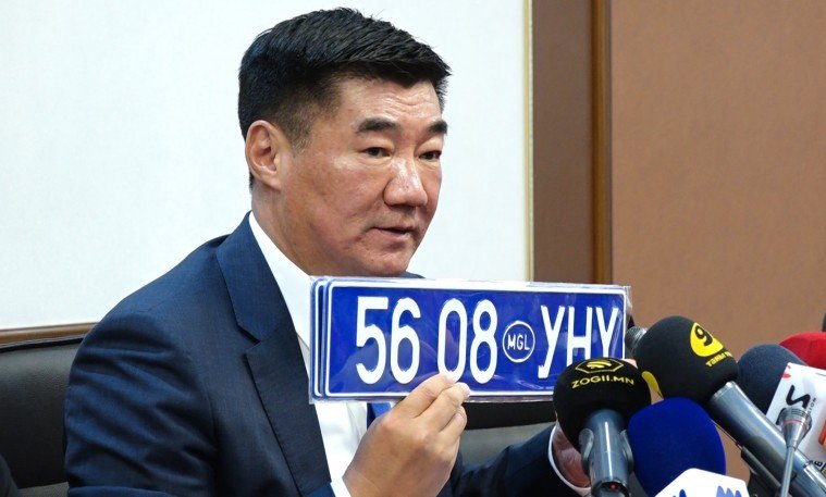 С.Бямбацогт: Төрд бүртгэлтэй суудлын 5,300, ачааны 2,100 орчим машины улсын дугаарын дэвсгэр өнгийг солино
