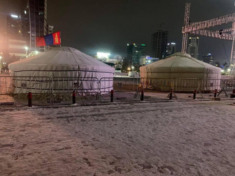Соёлын Төв Өргөөг нээсэн учраас талбайд барьсан гэрүүдийн хоёрыг нь буулгасан