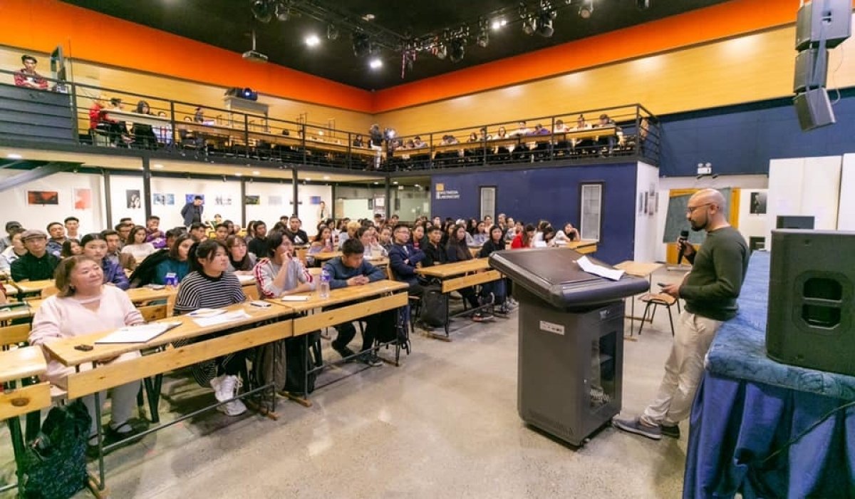 Пулицерийн шагналт уран бүтээлч СУИС-д лекц уншжээ