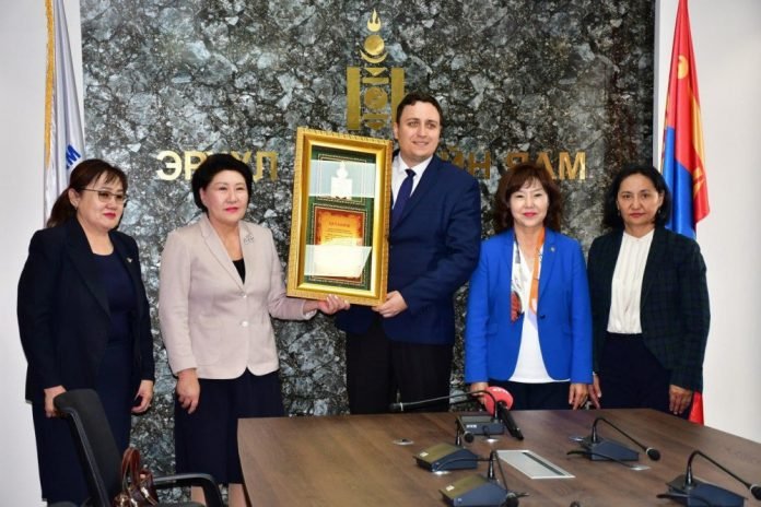 3-р сургууль бүх сурагчдынхаа шүдийг бүрэн эмчилсэн анхны сургууль болов