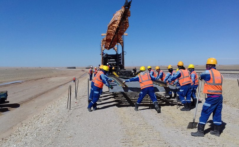 Нефть боловсруулах үйлдвэрийн 27 км төмөр замыг барьж дууслаа