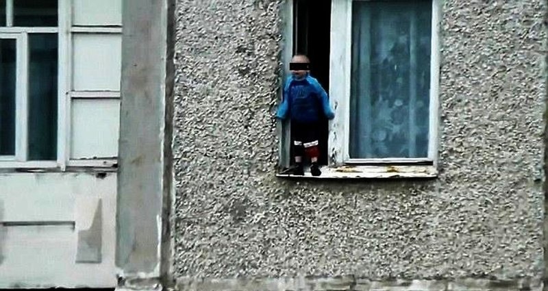 Цонхоор унах гэж байсан хүүхдийг аварлаа