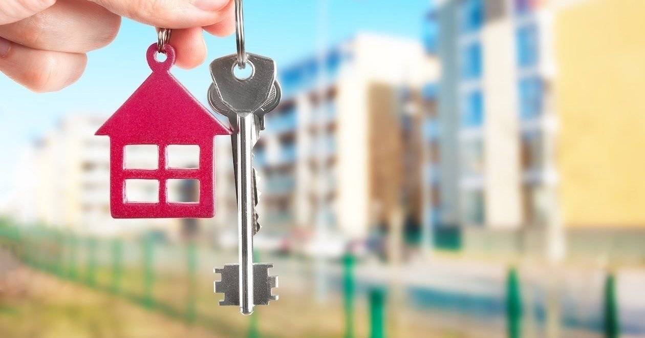 Түрээсийн орон сууцанд хамрагдсан иргэдэд түлхүүрийг нь хүлээлгэн өгч байна